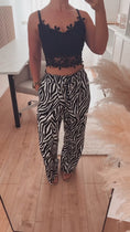 Video in Galerie-Betrachter laden und wiedergeben, Viskose Leinen - Zebra Schwarz/Weiß/Braun (Reststück 1,40m)
